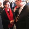 Oberbürgermeister Bernward Küper gratuliert Heidi Bürg zum Geburtstag, Festveranstaltung 30 Jahre Städtepartnerschaft Aachen-Naumburg am 10.3.2018 im Krönungssaal des Aachener Rathauses