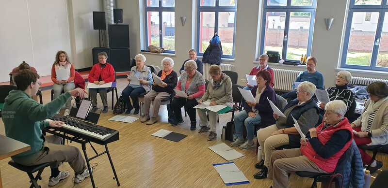 Chor vor dem Freizeitzentrum OTTO